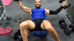 Filip Dvořák nabírá sílu s činkami a na cvičícím balonu