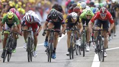 André Greipel (vpravo) ujíždí vstříc dalšímu etapovému vítězství