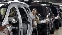 Dělník pracuje v továrně automobilky Hyundai v jihokorejském Ulsanu