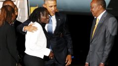 Americký prezident Barack Obama přiletěl do Keni. Na snímku z letiště v Nairobi Barack Obama objímá svou nevlastní sestru Aumu Obamovou, vpravo je keňský prezident Uhuru Kenyatta