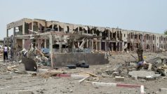 Humanitární příměří v Jemenu narušují boje, na obrázku jsou poškozené domy po leteckém úderu Arabské koalice v západním Jemenu