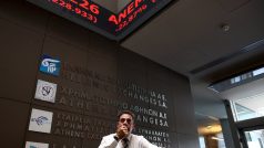 Aténská akciová burza se hned po svém otevření po pětitýdenní pauze rekordně propadla