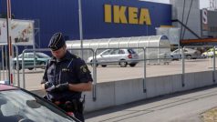 Útočník v obchodním domě IKEA ve Švédsku ubodal dva lidi, dalšího člověka zranil