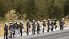 Ekvádorští policisté se chrání rouškami před popílkem ze sopky Cotopaxi