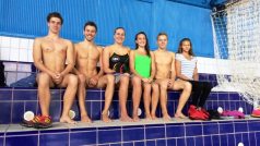 Mezi účastníky juniorského MS v Singapuru nechybí Barbora Seemanová (vpravo) a Alena Benešová (v zelených plavkách)