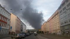 Stoupající dým z požáru ve Vysočanech byl vidět z mnoha míst hlavního města