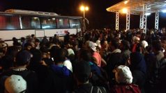 Stovky migrantů se snaží dostat do autobusů v obci Gevgelija
