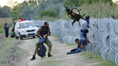 Maďarská policie přihlíží pokusu uprchlíků ze Sýrie překonat plot u hranic se Srbskem