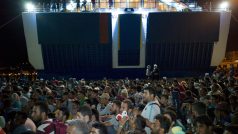 Uprchlíci čekají v přístavu na Lesbu před trajektem na cestu do aténského Pirea