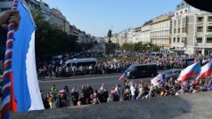 Demonstrace v Praze. V popředí skupina proti přijímání uprchlíků, v pozadí u sochy sv. Václava pro přijímání uprchlíků