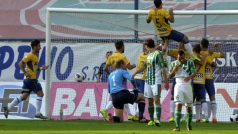 Fotbalisté Teplic se radují z prvního gólu v utkání s Bohemians 1905