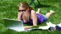 notebook, studentka, heslo, apple, v parku