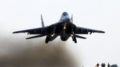 Běloruská stíhačka MiG-29 na vojenském cvičení nedaleko vesnice Krysovo na jihozápadě země