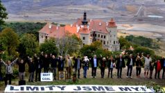 Výstupem na vyhlídku nad zámkem Jezeří podpořily známé osobnosti boj za zachování limitů těžby uhlí