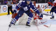 Brankář Detroitu Petr Mrázek likviduje šanci útočníka Toronta v přípravném zápase