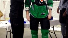 Útočník Philadelphie Flyers Jakub Voráček se připravuje na test, přístroj umístěný na zádech měří fyzičku