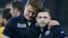 Smutní skotští hráči po prohře s Austrálií ve čtvrtfinále MS v ragby