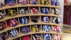 Oficiální fanshop na Manhattanu nabízí suvenýry všech týmů NHL