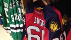 Oficiální fanshop na Manhattanu nabízí suvenýry všech týmů NHL i dres Jaromíra Jágra