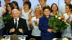 Kandidátka na premiérku Beata Szydlová a předseda strany Právo a spravedlnost Jaroslaw Kaczynski oslavují výsledky voleb