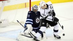 Ondřej Pavelec zasahuje v nočním zápase proti Los Angeles Kings