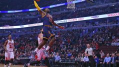 LeBron James smečuje v úvodním utkání NBA