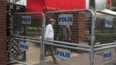 Vstup do televizní stanice je přehrazen policejními zátarasy
