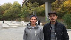 Skateboardisti Maxim Habanec (vlevo) a Tomáš Vintr v pražsých Vysočanech