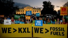 Několik aktivistů slavilo zastavení projektu Keystone XL před Bílým domem