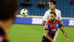 Utkání Baník Ostrava - Viktoria Plzeň. Vpravo Jan Holenda z Plzně a za ním Jaroslav Machovec z Ostravy