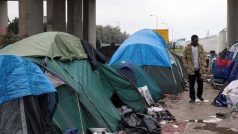 Francouzská vláda chce zrušit utečenecký tábor v Calais. To se migrantům nelíbí (ilustrační foto)
