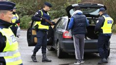 Francouzští policisté kontrolují vozidlo na dálnici A2 z Paříže do Bruselu