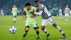 Jesus Navas a Alex Sandro v souboji v dnešním utkání Ligy mistrů