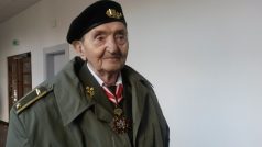 Památnou prsť věnoval studentům generál Stanislav Hnělička