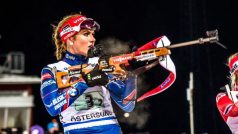 Gabriela Soukalová na trati ve švédském Östersundu