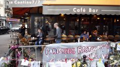 Pařížský bar A La Bonne Bière je od pátku opět plný hostů