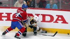 Tomáš Plekanec v souboji u mantinelu v nočním utkání Montrealu s Bostonem