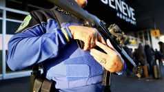 Švýcarský policista hlídkuje před letištěm v Ženěvě