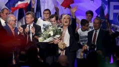 Poslední velký mítink FN před druhým kolem regionálních voleb ve Francii