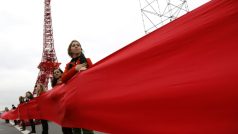 Aktivistům se navržená dohoda nelíbí. V Paříži protestovali s červeným pruhem látky