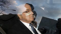 Šéf FIFA Sepp Blatter přijíždí na slyšení Etické komise své organizace