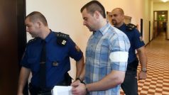 U Krajského soudu v Ostravě pokračovalo 17. prosince hlavní líčení s Petrem Kramným (uprostřed)