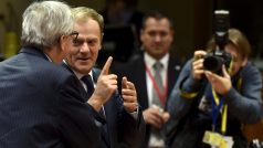 Šéf Evropské komise Jean-Claude Juncker (vlevo) a  předseda Evropské rady Donald Tusk  na summitu EU