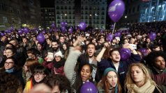 Příznivci strany Podemos v ulicích Madridu oslavují výsledky parlamentních voleb