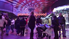 Chodci u u objektu Paris Hotel &amp; Casino and Planet Hollywood, v jehož přední části došlo k dopravní nehodě