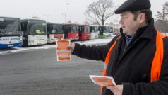Část řidičů autobusů v Královéhradeckém kraji vyjela 5. ledna v reflexních vestách na protest proti tendru kraje na autobusové dopravce pro roky 2017 až 2026. Podpořili tím akci odborů nazvanou Vesty pro Královéhradecký kraj. Odbory žádají zrušení tendru