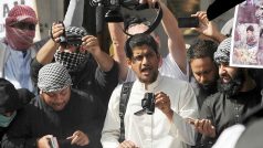 Siddharta Dhar (v bílém) na demonstraci před americkou ambasádou v Londýně v září 2011