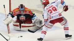 V zápase mezi Třincem a Hradcem padlo 13 branek, po nájezdech se radují Oceláři