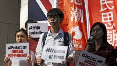 Studenti protestují proti zmizení knihkupců před britským konzulátem v Hongkongu