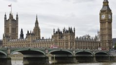 Hodinová věž Big Ben v Londýně, která je součástí Westminsterského paláce (Houses of Parliament), řeka Temže, Westminster Bridge